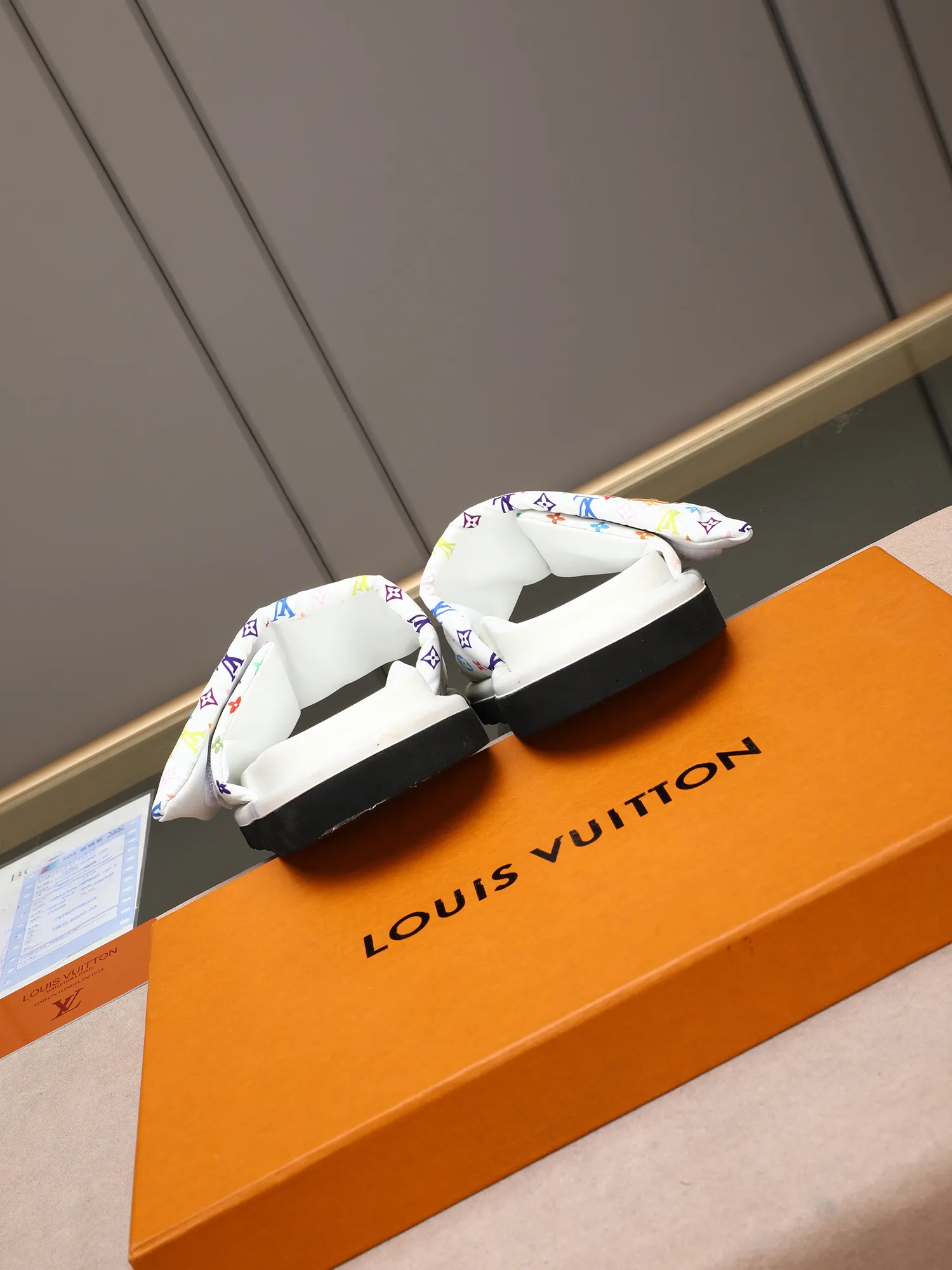 PP360 [LOUIS VUITTON] Louis Vuitton, LV printing, men's and women's slippers are on the market. The drawer box packaging comes with a cloth bag and a card. The upper pattern looks very soft and waxy, and it is a super versatile leg slimming tool. Fabric: imported denim/canvas/old fabric, LV hardware LOGO, official website pattern printing, comfortable to wear, feet: high-elastic PU water table. Sole: foam sole, heel height: about 5cm. Code number: 35-46, 35, 45, 46 are custom-made and non-returnable. Color: multiple colors and styles available.